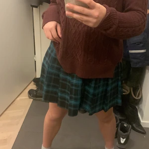 Storlek 36 - Plagget är jätte bra material och är super fin. Jag har aldrig använt den. Kjolen passar perfekt för en vanlig vardags outfit.