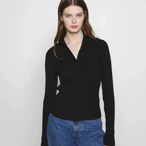 Weekday ribbad tröja med dragkedja - Ribbad tröja med dragkedja. Så snygg och bra skick men kommer tyvärr inte till användning. Storlek S och passar både S och M