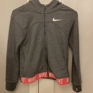 Nike zip - hoodie  - Jag säljer en träningströja/zip hoodie pågrund av för liten och inte min stil längre. Storlek barn M. Sparsamt använd och inga defekter. Skicka privat om du är intresserad eller för mer bilder. Pris kan diskuteras. 