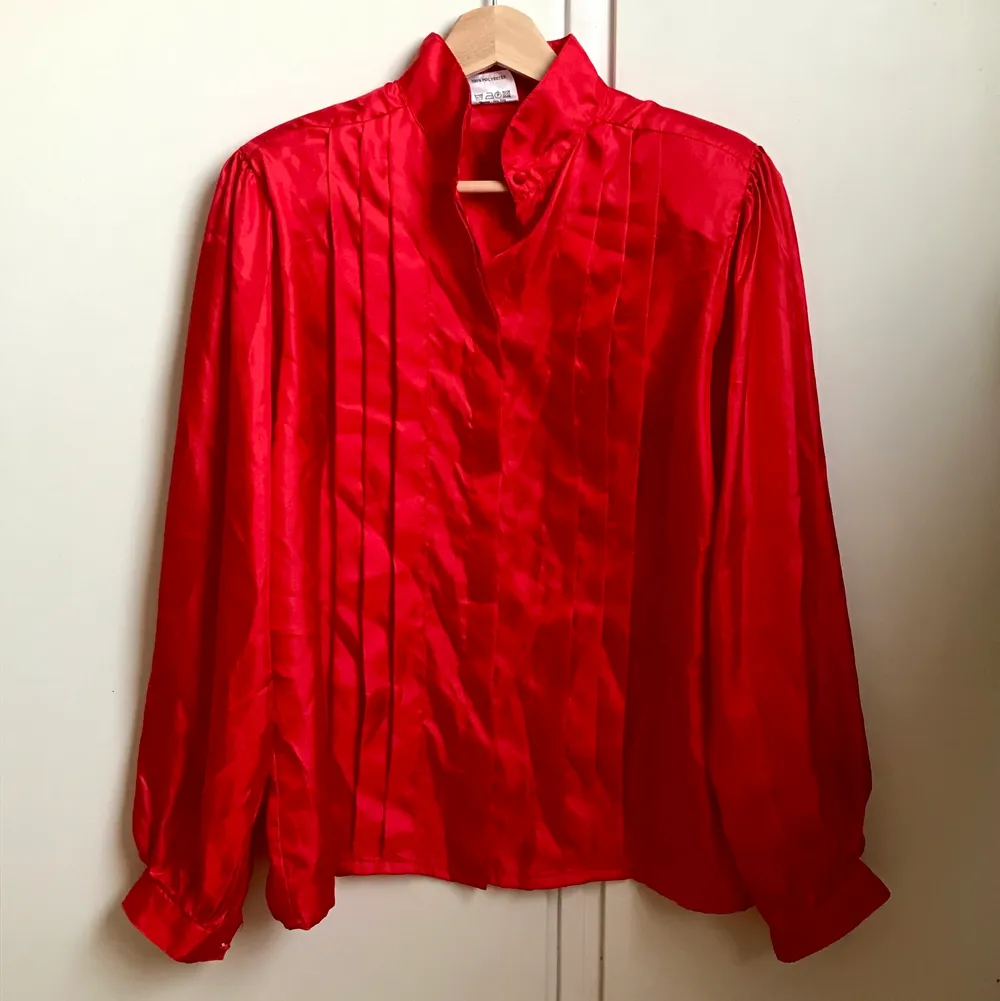 Röd sider skjorta med väck och axelvaddar.. Skjortor.