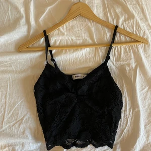 Svart topp 💖 - Jag säljer min svarta tröja som tyvärr är för liten för mig. Den är köpt på new yorker. Tröjan är storlek S. Tröjan har bara legat i mitt garderob ett tagg nu. Den har aldrig kommit till användning. Så jag hoppas att den kan gå till användning nu.   Vid intresse vänligen skicka mig ett pm. Mvh bea.