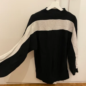 Stickad tröja & other stories - En fin oversize stickad tröja feån & Other stories i storlek S. Svart med en vit rand över bröstet och armarna. I fint skick. 