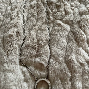 Superfint Edblad halsband, som nytt ✨ - Superfint Edblad halsband, som nytt ✨ •Använt 2 gånger, är som nytt. Hittar ingenting att anmärka på •Köpte för 349 kr. Säljer för 149 kr. 📍Kan mötes upp i Mölnlycke centrum 🚫Djurfritt och rökfritt hem 📬Kan skickas mot fraktkostnad(12 kr)