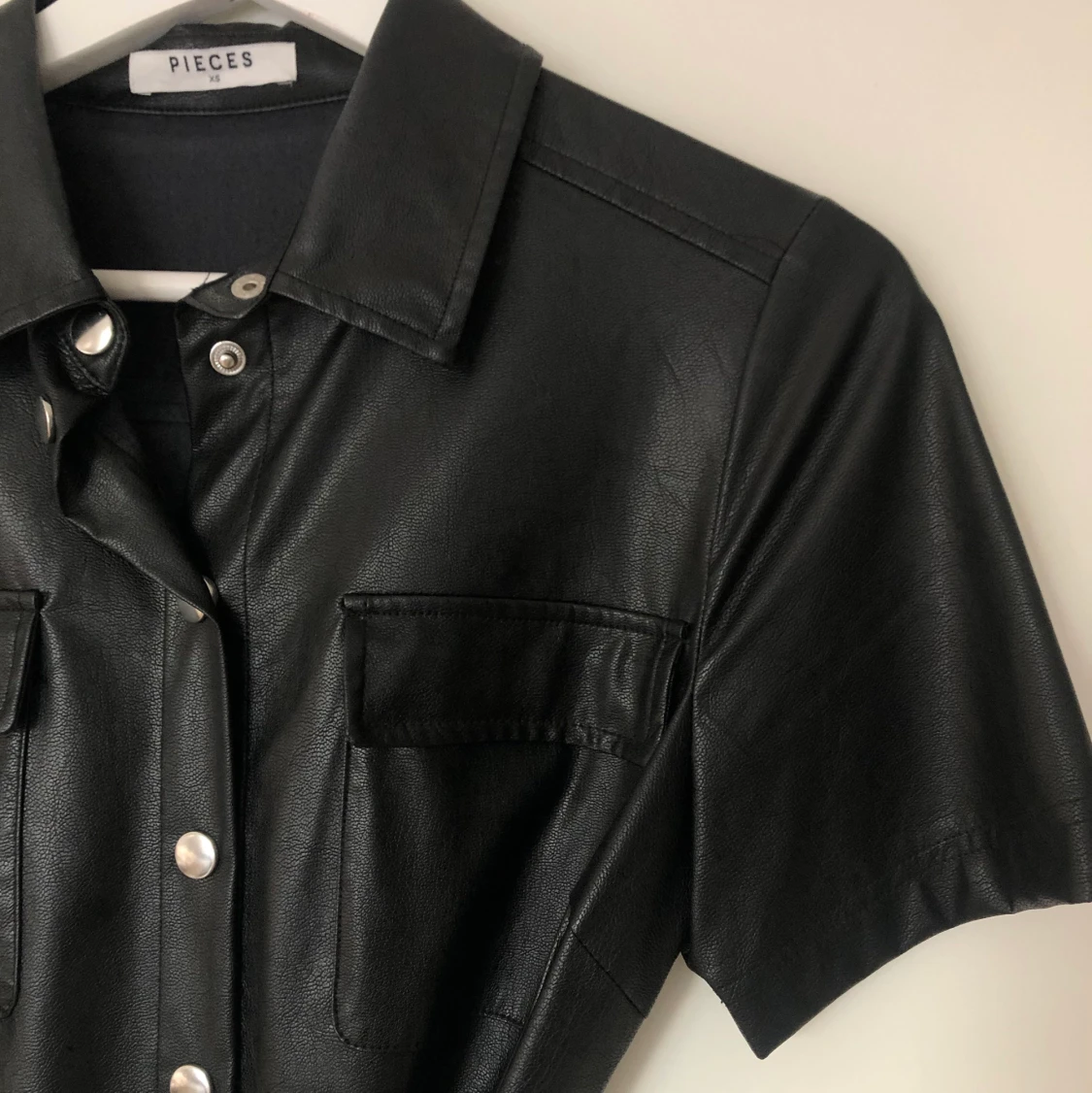 Klänning i fakeskinn - 90