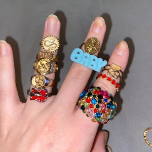Blandade ringar - Säljer flera ringar då jag har aldeless för många och inte hinner använda alla. Det är blandade märken bla pull&bear, behrska, asos, hm, shein. Säljer de billigt! Hör av er vid intresse och skriv vilken/vilka ring ni skulle vara intresserade av att köpa!💗💝 Som tur är det billigt att skicka små saker på posten men beroende på hur många ni ska ha och vad vikten blir nu men ca 12kr kostar det att skicka!  Det är olika priset för de olika ringarna så skriv vilken för pris!!
