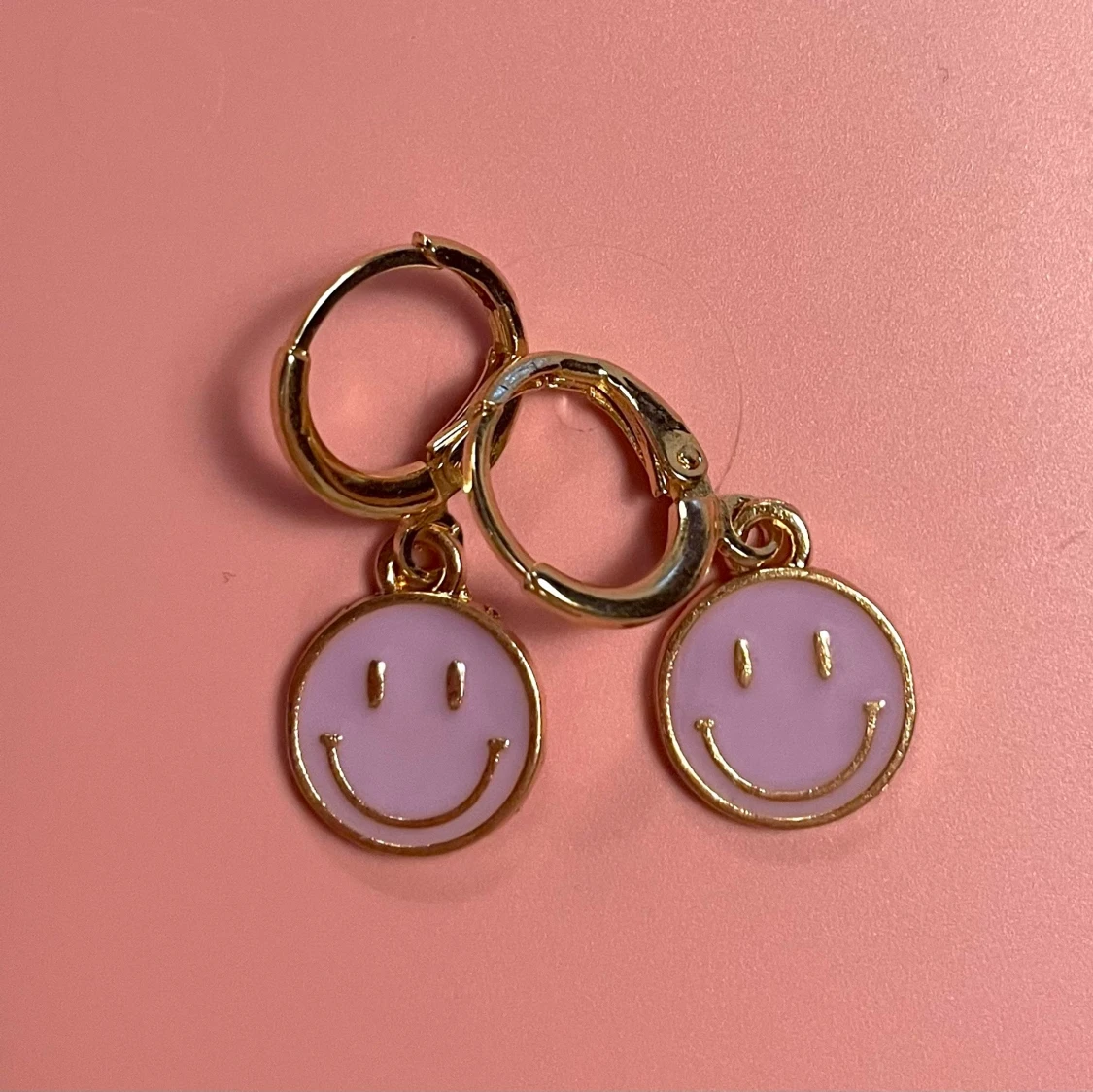 Smileyörhängen 💜