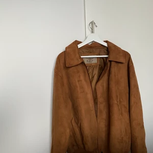 Mocka jacka - En mocka jacka köpt på second hand i början av året. Dragkedja och mudd i både ärmar och nedre del av jacka. Minimalt använd.