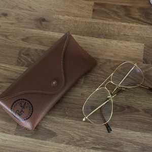 Rayban bågar i bra skick - Rayban pilot bågar för barn. Bra skick. Det är styrka i glasen men de går enkelt att byta ut. Kommer med tillkommande fodral.