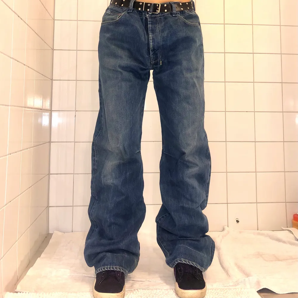 Baggy, unika jeans från Diesel!! Innerben: 86cm! Midjemått: 94cm men passar på mig med w26 med skärp! Är 170cm 🌼🌼. Jeans & Byxor.