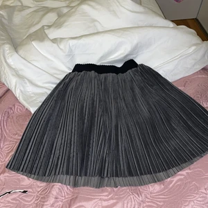 Grå kjol - En jätte fin grå sammetskjol i xxs/xs som passar perfekt till julen. Den är även stretchig.