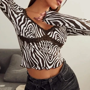 Zebra topp - Säljer denna akitsnygga zebra topp som är nästintill oanvänd🤍 frakt tillkommer (andra bilden är min bild)