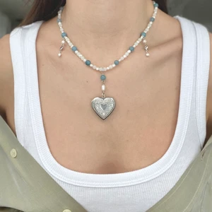 Heartlocket Necklace  - Handgjort halsband av mig, med silvrigt hjärta som går att öppna. Halsbandet är gjort av äkta sötvattenspärlor, pärlor av halvädelstenen aquamarine, vita vanliga pärlor, silverpläterad metall och rostfritt stål. Har en 5cm lång förlängningskedja så att man kan justera längden på halsbandet. Stenen aquamarine står för renhet, klarhet, tydlighet och mod i vår kommunikation💙🐚