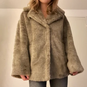Pälsjacka gråbrun - Pälsjacka från Weekday, så varm och mjuk. Dold knäppning. Det står XS men den är såpass oversize att jag skulle uppskatta den till en S/M. Jag är vanligtvis S ❤️ 