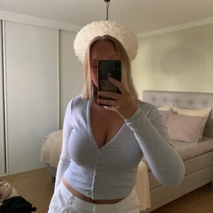 Grå tröja/kofta - Superfin och söt tröja från H&M men knappar🤍 Går att använda både stängd som tröja och som kofta över typ ett linne🥰 Sparsmat använd!! Köparen står för frakt📦