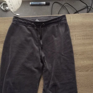 Gråa Gina tricot mjukis byxor strl XS  - Nästan helt nya och superrrrrr bekväm🥰🥰 köpte dom för typ 300 tror jag men säljer för 170kr du står för frakten, om du vill ha fler bilder kontakta mig privat😁