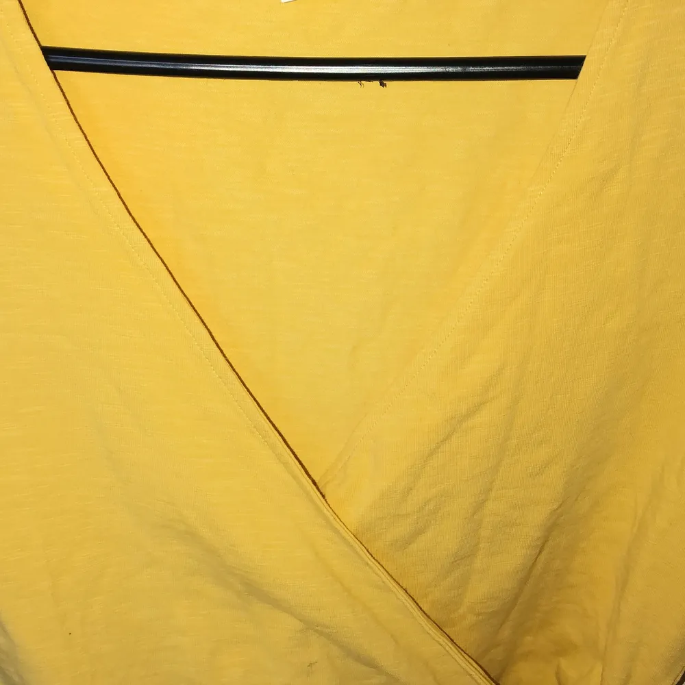 Jätte jätte fin gul tröja som är korsat över bröstet.💛 jättebra skick å passar perfekt till sommaren💛 strl xs och kostar 60kr+24kr frakt!!. T-shirts.