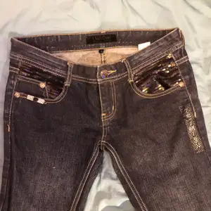 Fett coola low waisted jeans i jätte bra styck säljer för att dom inte har kommit till andvänding (köpare står för frakt/skriv för mer info) 💕💕👖 