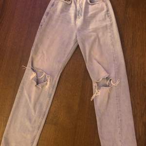 90s High Waist Jeans Gina Tricot. Storlek: 32. Använt några gånger. Köpt för 499kr. 150kr + frakt :))