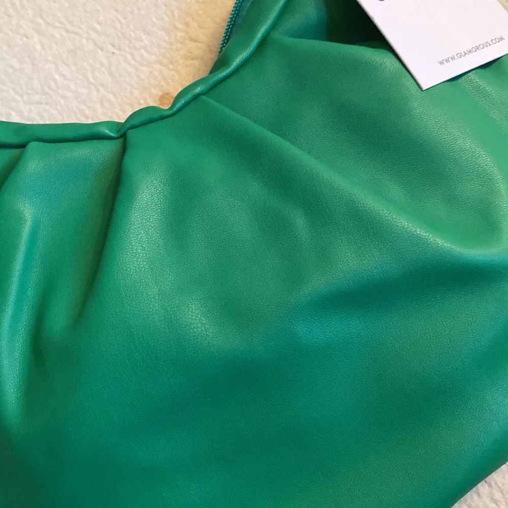 Jättefin grön handväska från märket Glamorous med prislappen kvar (dustbag medföljer)! Färgen syns bättre på andra bilden. Kan mötas upp eller frakta. :). Väskor.