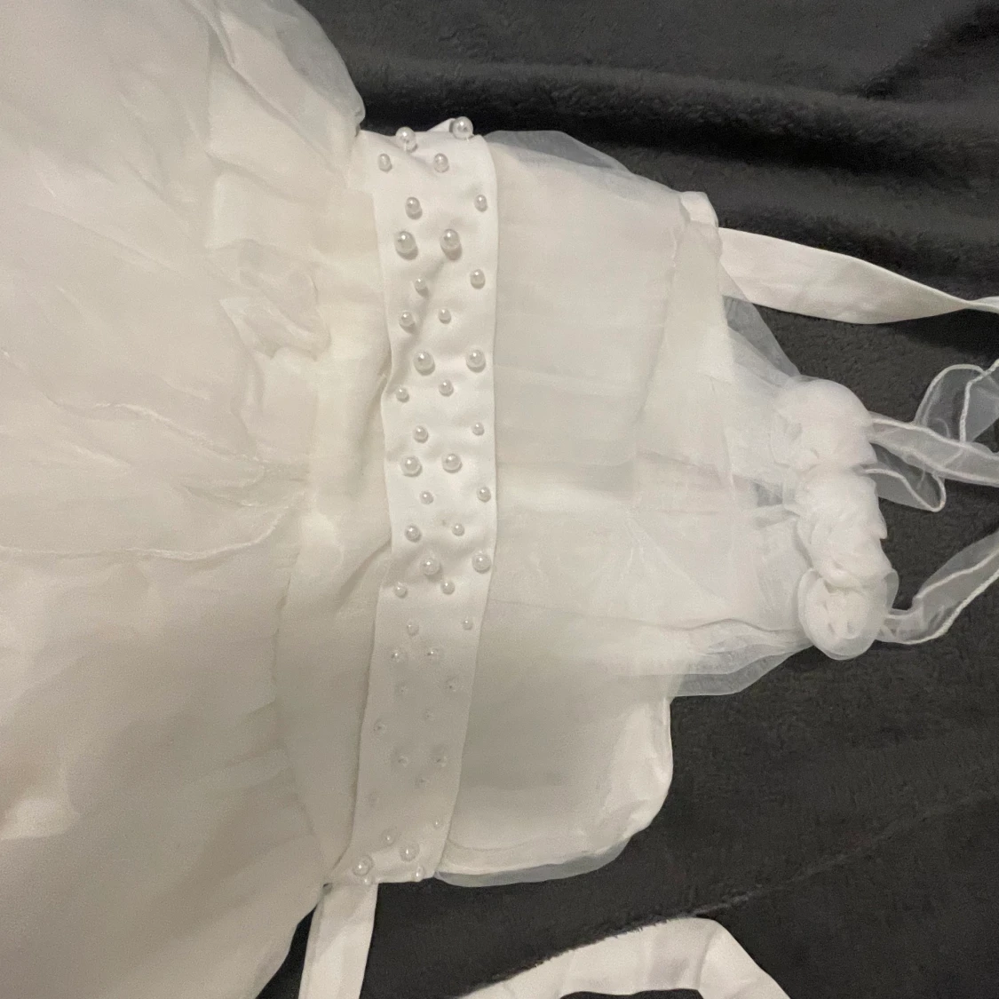 Vit barnklänning med släp.  - 90