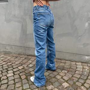 Världens coolaste jeans, full length, med slits från Pull & Bear. NYSKICK HELT NYA! Midjemått: 80 cm Innerbenslängd: 90 cm 💙😍 mid-high waist.