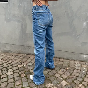 PULL & BEAR jeans med slits - Världens coolaste jeans, full length, med slits från Pull & Bear. NYSKICK HELT NYA! Midjemått: 80 cm Innerbenslängd: 90 cm 💙😍 mid-high waist.