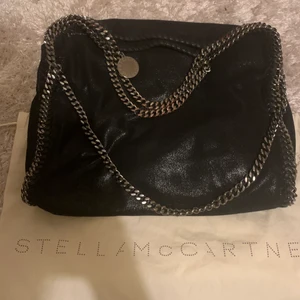 Stella McCartney väska - Äkthesbevis och dustbag finns. Some oxidation spots on the chain BUT other than that the fabric is brand new.