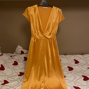 Orange klänning i skönt material✨ - Skön klänning från Zara i storlek S✨ knappar hela framsidan.