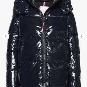 Tommy Hilfiger jacka  - Säljer denna fina jack a då den är för lång för mig och kommer ej kunna användas här hemma, om man vill ha fler bilder är det bara att fråga, ordinarie pris 3500:-