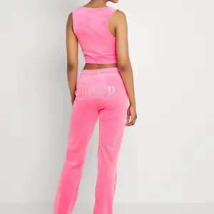 Jucy couture byxor rosa storlek s, märke på rumpan och aldrig använda med prislapppen kvar. Endast seriösa köpare tack på förhand💗