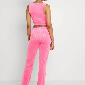 Jucy couture byxor rosa  - Jucy couture byxor rosa storlek s, märke på rumpan och aldrig använda med prislapppen kvar. Endast seriösa köpare tack på förhand💗