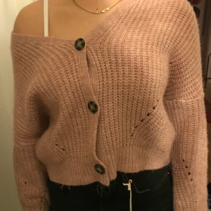 Nakd kofta  - Superfin rosa beige stickad kofta från nakd! Knappt använd i storlek S💕