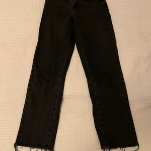 Momjeans med slitning Gina tricot - Sitter otroligt bra och väldigt snyggt me slitning längst ner, har växt ur alla de kläder ja säljer så de är fortfarande i bra skick.