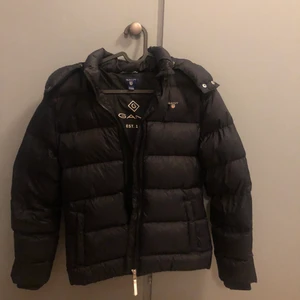 Gant jacka, marinblå - Gantjacka m luva som är avtagbar. Är barnstorlek men passar som storlek XS. Köpt för 1200kr, använd fåtal gånger.