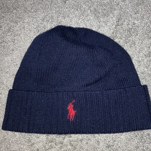 Sail racing mössa  - Marinblå Sail racing mössa, onesize. Är som ny, knappt använd. Anledning till varför jag säljer är för att jag kände att den inte kom till användning. Köptes för 599kr, säljer för 300kr.