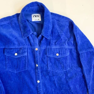 Blå Zara jacka storlek S - Blå Zara Jacka i storlek S. Ribbad längst med hela jackan. Jackan sitter så snyggt och pösigt. 