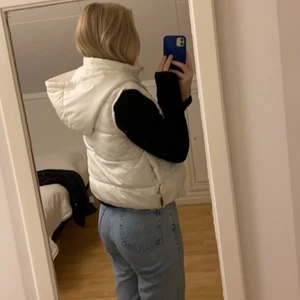 Vit väst - Säljer denna vita västen från missguided, fint skick! Nytvättad så den är inte smutsig eller något. 