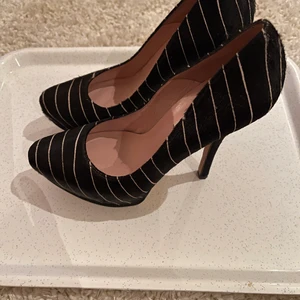 Nya Pura Lopez skinn pumps stl38  - Nya Pura Lopez skinnpumps i stl38, skinn invändigt, super kvalitet, aldrig använda - en sko utanför det vanliga. Supertillfälle för 499kr (kostade 2695kr)