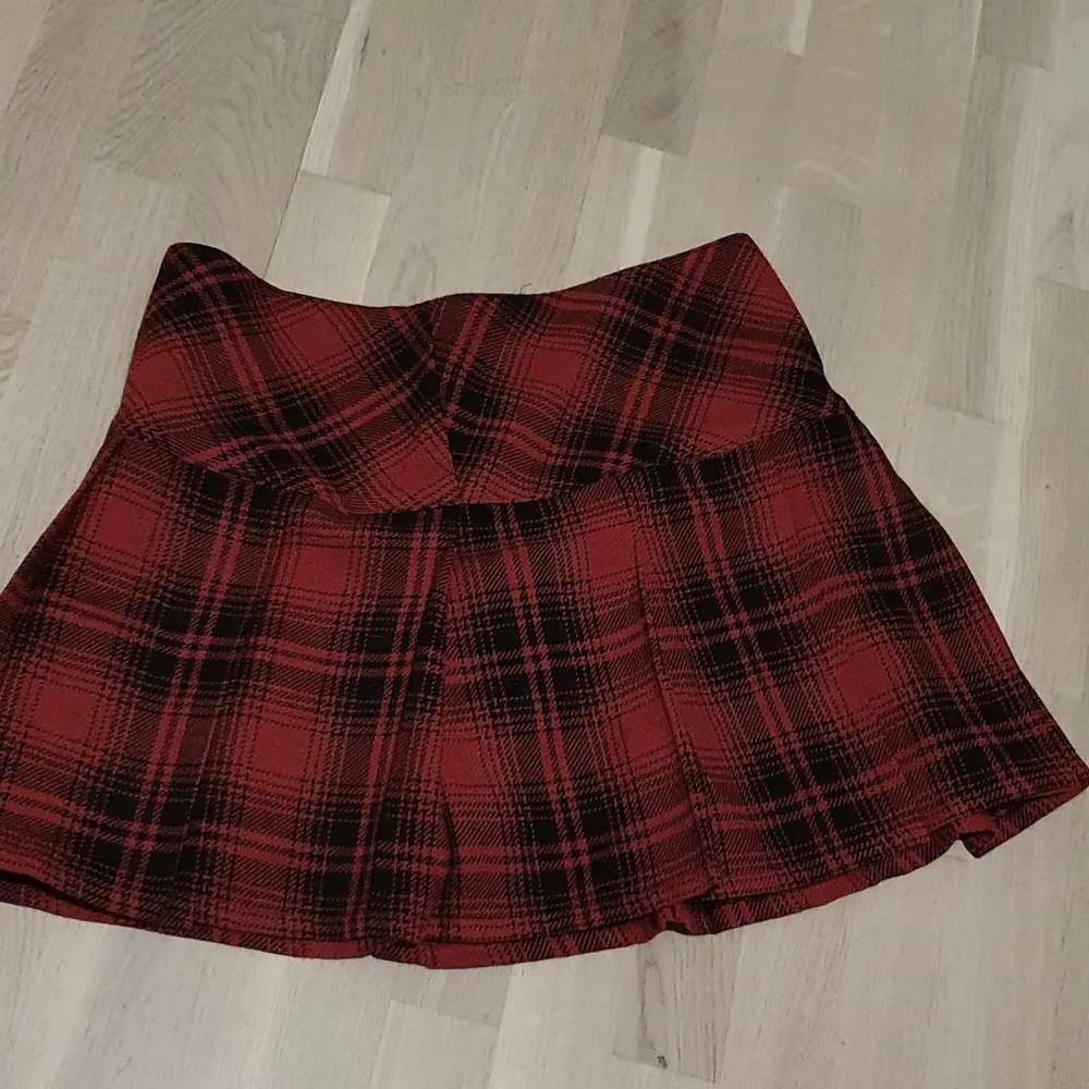 Thriftad kjol som jag köpte second hand. Tyvärr var den för stor:( tror den är en large. Kjolar.