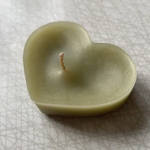 Ljus - Ett hemmagjort urgulligt grönt ljus, perfekt som julklapp. köpare står för frakten.🎄