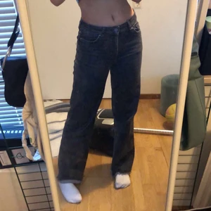 Karve jeans - Säljer nu ett par Karve jeans som köptes för 1 år sen och har använts rätt mycket genom åren. Köptes för 700 och säljer för 200. De är i storlek S o passar på en 36. 