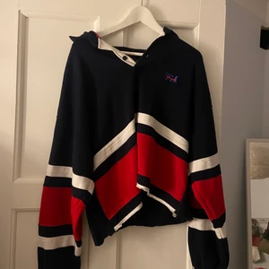 Avklippt Vintage tröja  - Passar small ungefär, långa ärmar superfin. Marinblå.