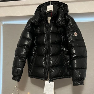 Moncler Maya Svart 2016 - Bra skick men har ett minihål som INTE läcker dun. sz W2