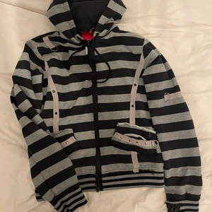 trippy hoodie - intressekoll på denhär randiga coola hoodien. köpte på sellpy för 300kr!!? men vet tyvärr inte vad det är för märke. 