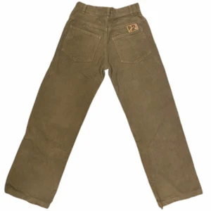 Gröna manchester byxor - Skit coola och sköna manchester byxor jag köpte i usa för några år sedan. Jag har tyvärr väx ur dem så måste sälja dem. De är i nyskick och har inga defekter🧚‍♀️🐞🍄🎋 