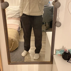 Hm linnebyxor  - Säljer nu dessa slutsålda linnebyxor från HM, relaxed fit! Färgen grå och storlek XS men passar S, använd Max 3 gånger💗