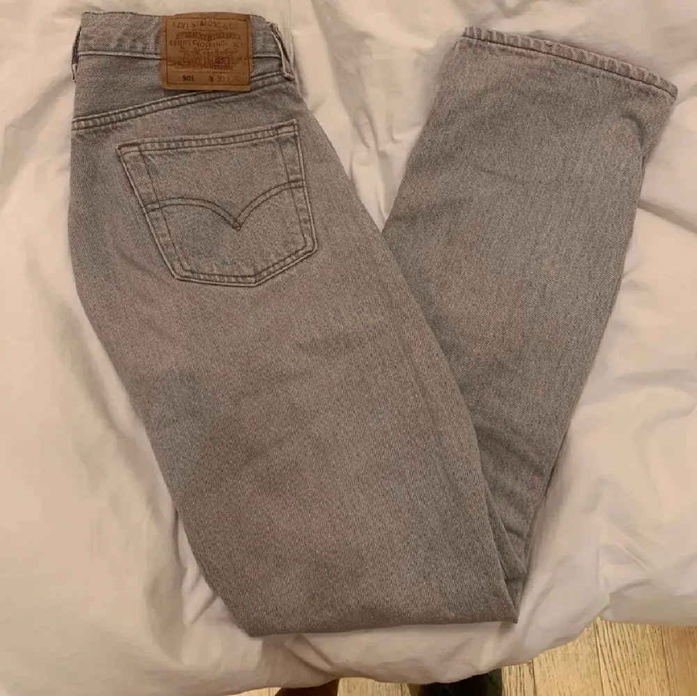 Svinsnygga vintage Levi’s 501 jeans, ljusgråa💛 storlek W30L30, eftersom dom är vintage är dom små i benen men långa. Passar mig som är en 34/36 i jeans, (bilder från förra ägaren) säljs pågrund av att jag inte kände att de va min stil. . Jeans & Byxor.