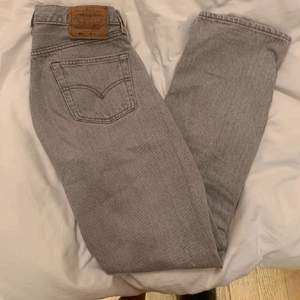 Svinsnygga vintage Levi’s 501 jeans, ljusgråa💛 storlek W30L30, eftersom dom är vintage är dom små i benen men långa. Passar mig som är en 34/36 i jeans, (bilder från förra ägaren) säljs pågrund av att jag inte kände att de va min stil. 