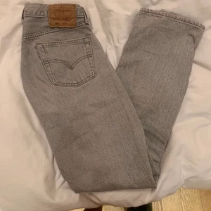 Levi’s jeans - Svinsnygga vintage Levi’s 501 jeans, ljusgråa💛 storlek W30L30, eftersom dom är vintage är dom små i benen men långa. Passar mig som är en 34/36 i jeans, (bilder från förra ägaren) säljs pågrund av att jag inte kände att de va min stil. 