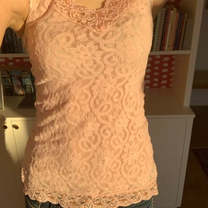 Spetslinne - Så fint spetslinne med paljetter i ringningen! Sitter perfekt på mig som har xs! Köpare står för frakt💕